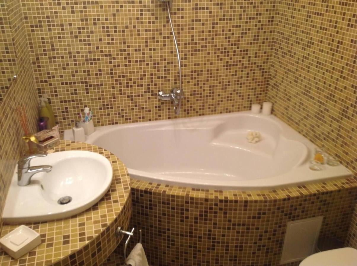 Шикарная 2К Квартира Центральный Парк Университет 70М Irpin Esterno foto